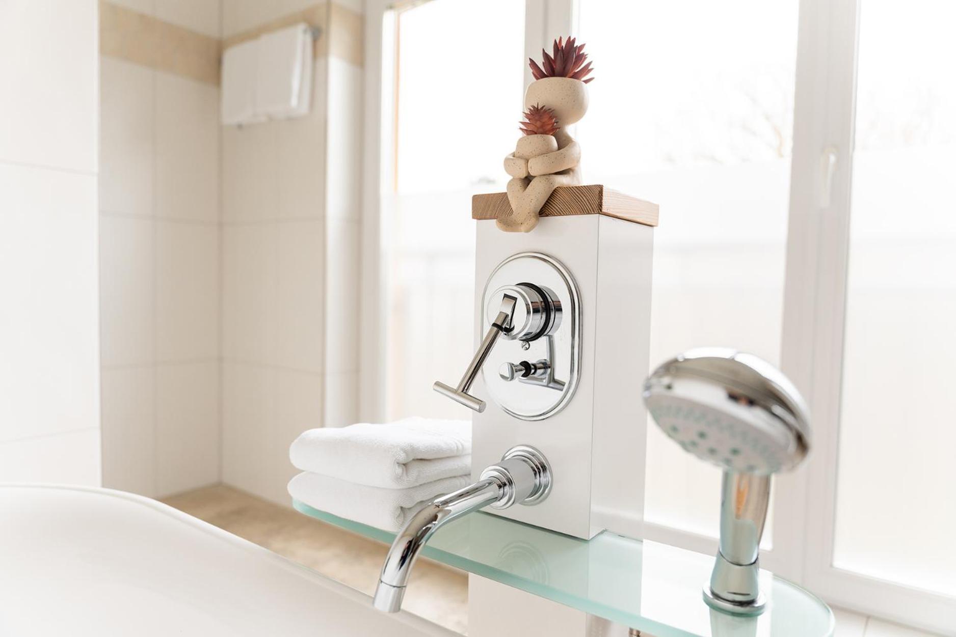 Hotel Vier Jahreszeiten An Der Therme & Kliniken Bad Krozingen Naehe Freiburg & Schwarzwald Ideal Fuer Wellness Kur & Business Ausfluege 24H Check In- Wlan & Parken Gratis Eksteriør billede